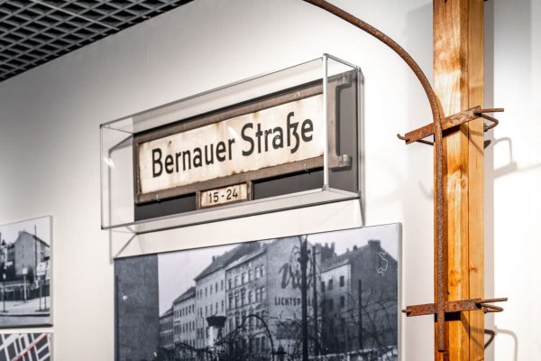 bernauer strasse sign